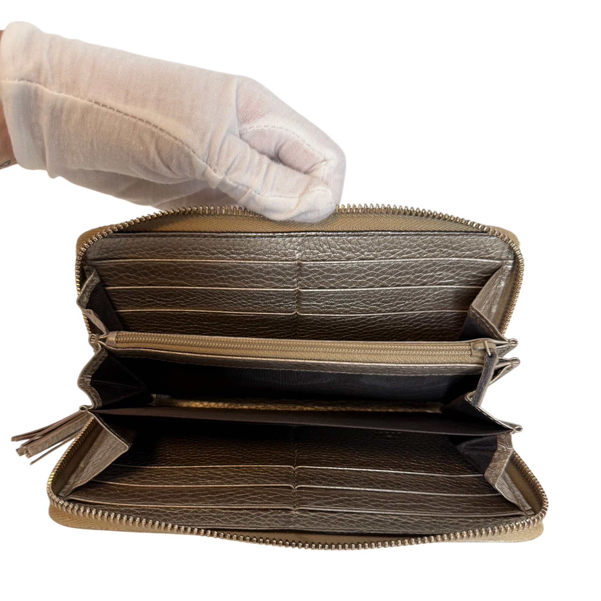 Gucci Metallic Beige Leather Soho Zip Around Wallet gold / gut Gucci