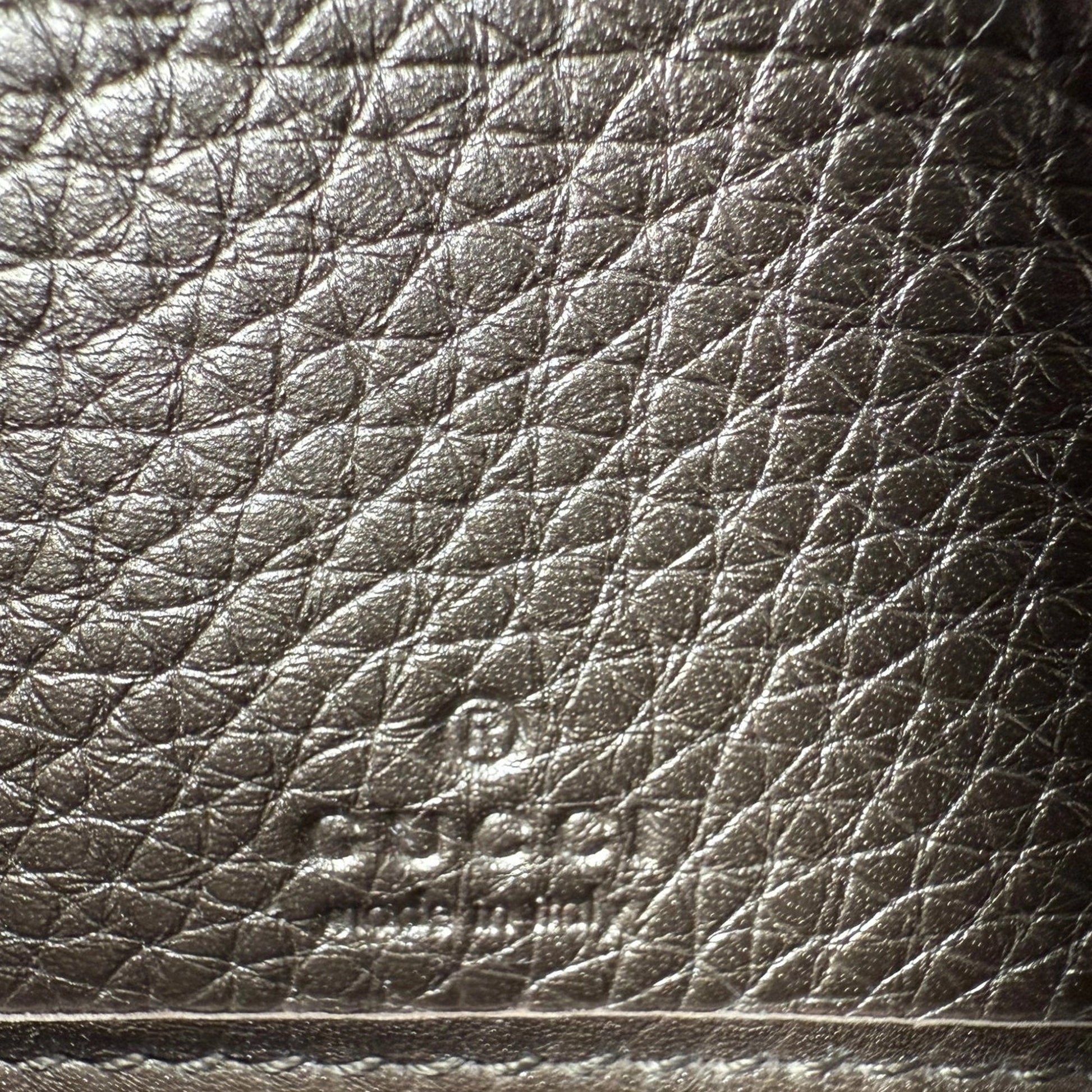 Gucci Metallic Beige Leather Soho Zip Around Wallet gold / gut Gucci