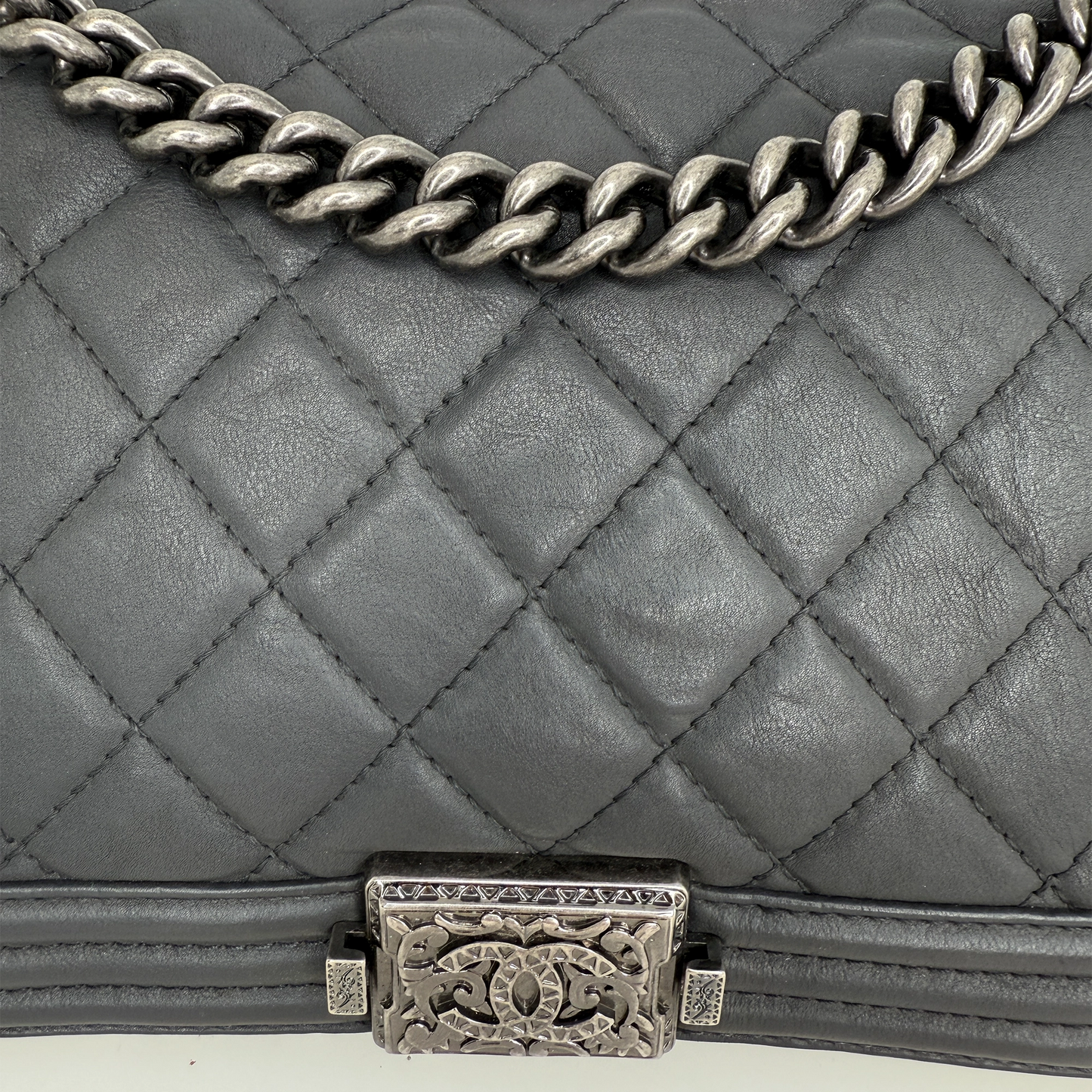 Chanel Paris-Dallas  Boy Flap Lammleder dunkelgrau / sehr gut Chanel