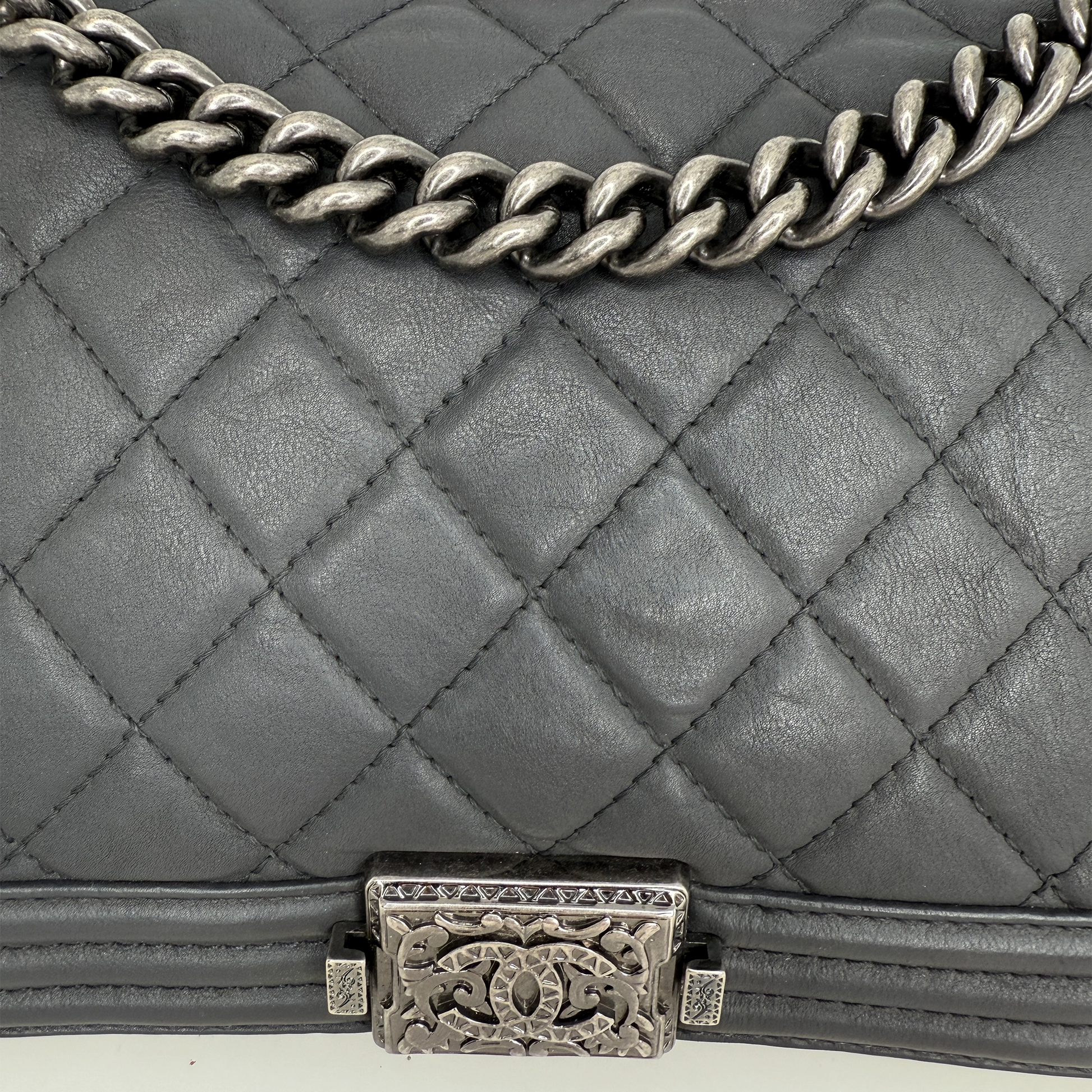 Chanel Paris-Dallas  Boy Flap Lammleder dunkelgrau / sehr gut Chanel
