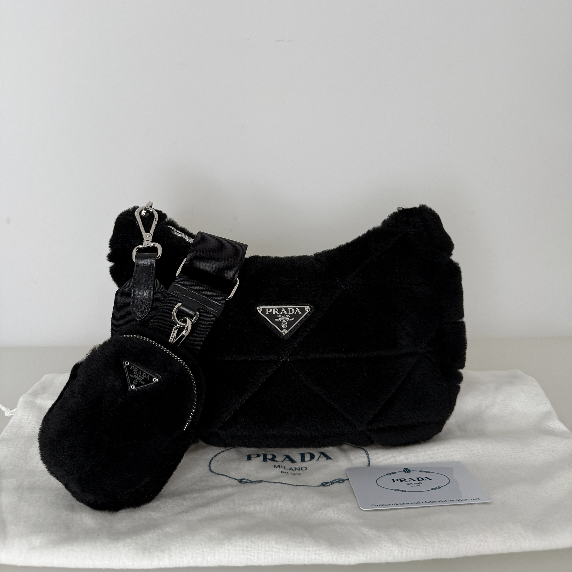 Prada Re-Edition 2005 Shoulder Bag Quilted Shearling Small / neuwertig Prada