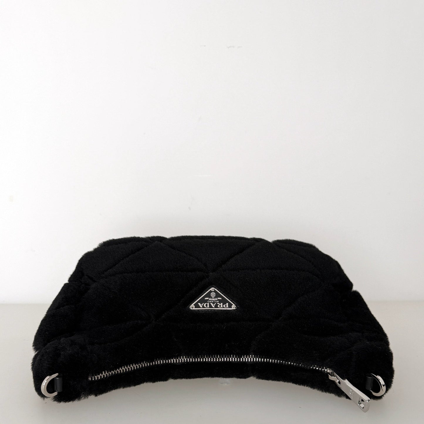 Prada Re-Edition 2005 Shoulder Bag Quilted Shearling Small / neuwertig Prada