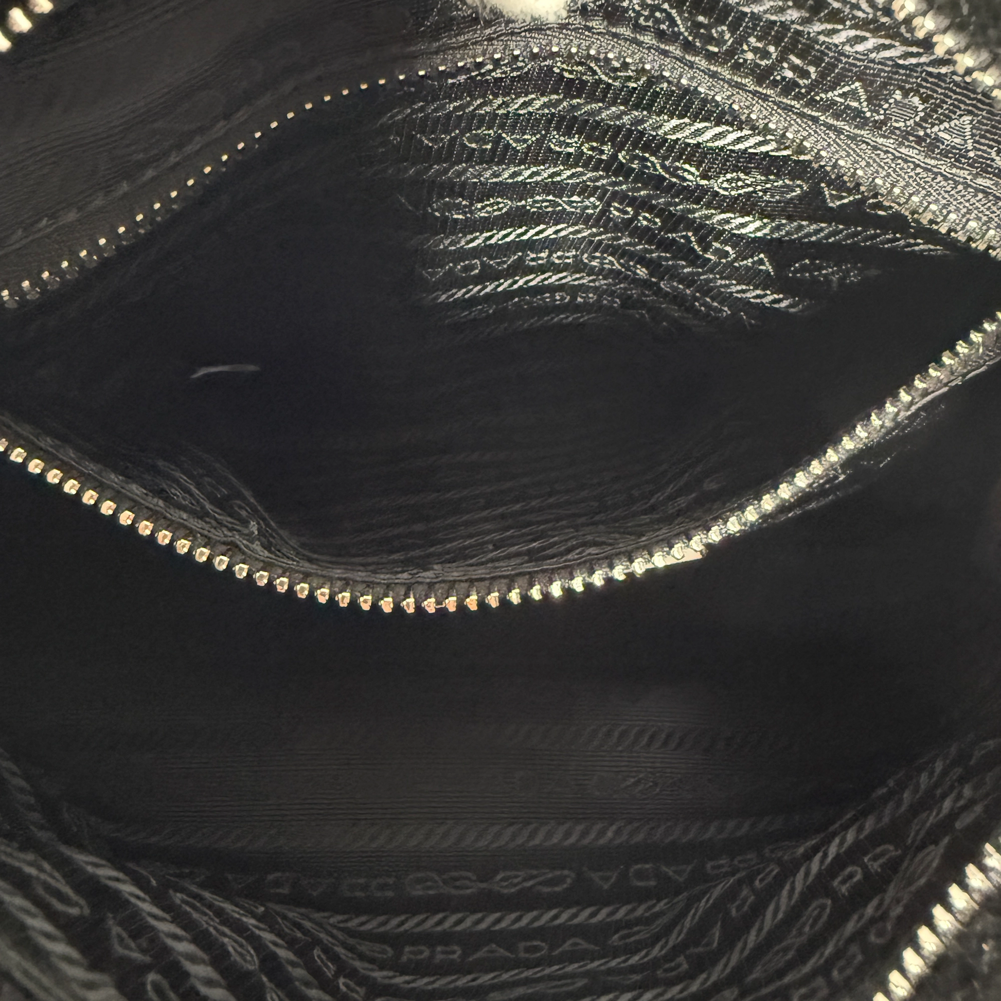 Prada Re-Edition 2005 Shoulder Bag Quilted Shearling Small / neuwertig Prada