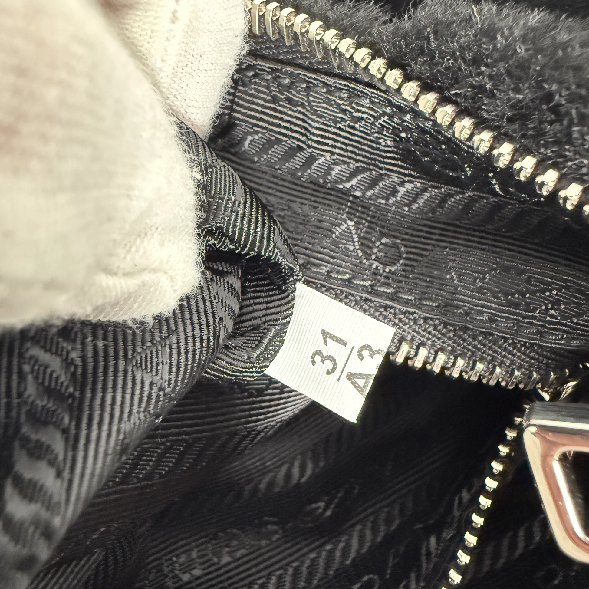 Prada Re-Edition 2005 Shoulder Bag Quilted Shearling Small / neuwertig Prada