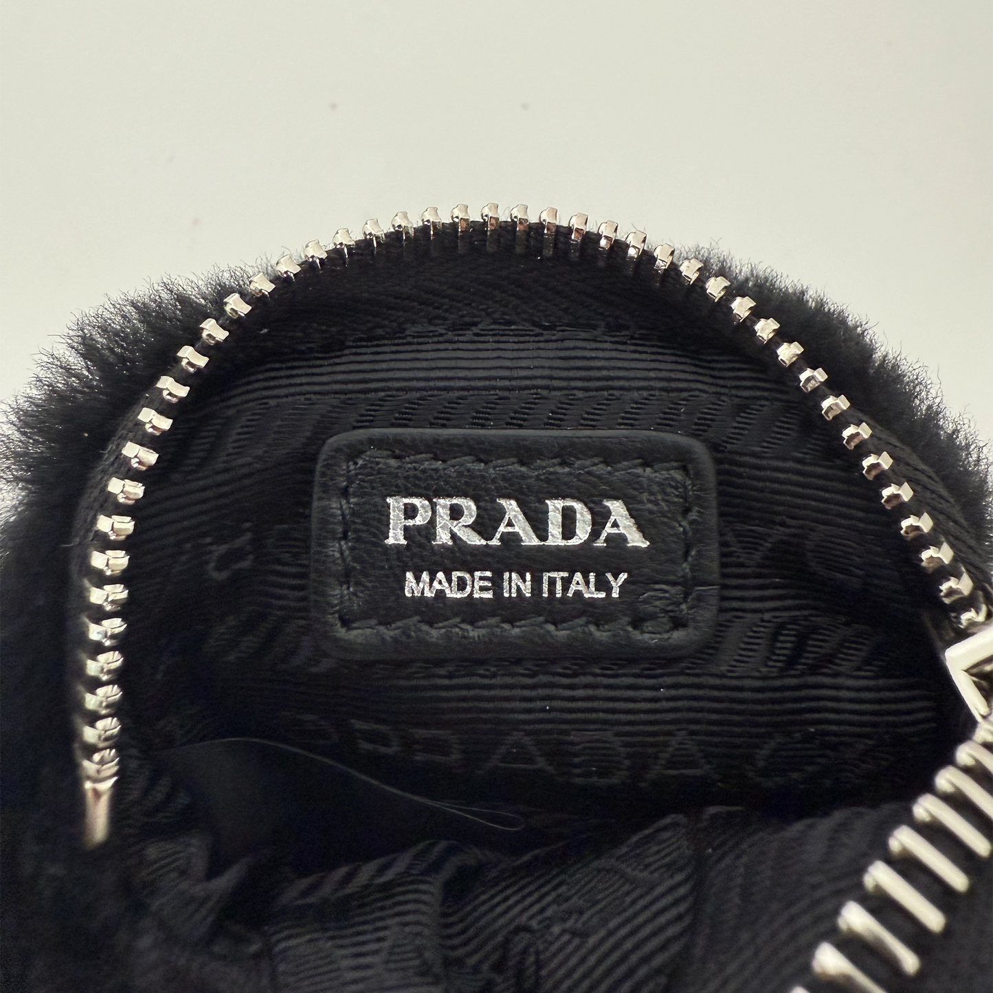 Prada Re-Edition 2005 Shoulder Bag Quilted Shearling Small / neuwertig Prada