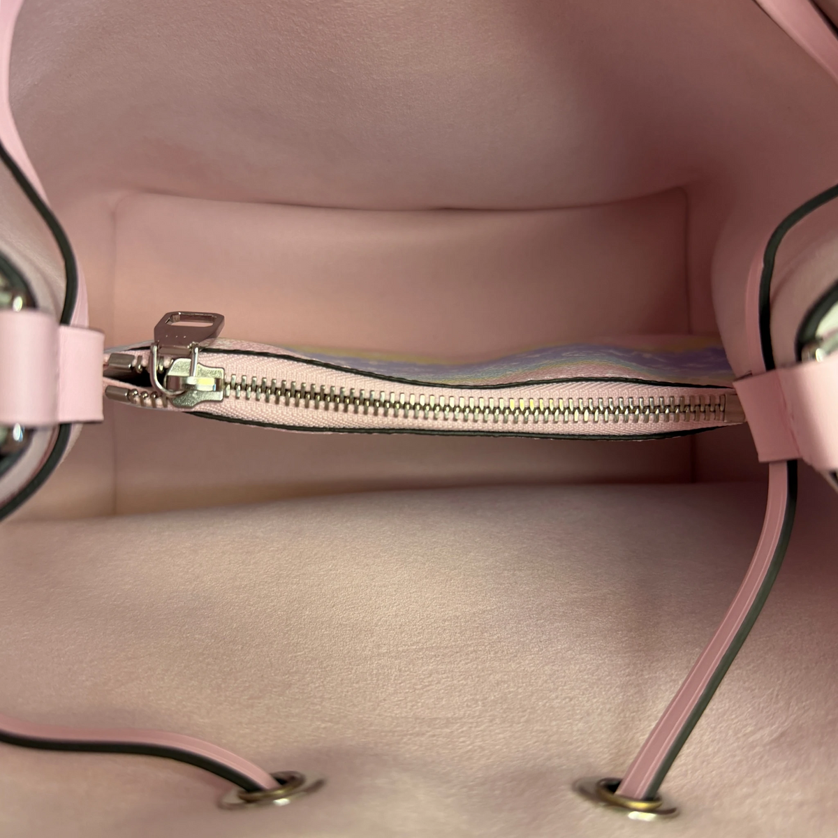 Louis Vuitton NéoNoé MM Escale Pastel Monogram Canvas Rosa Silber