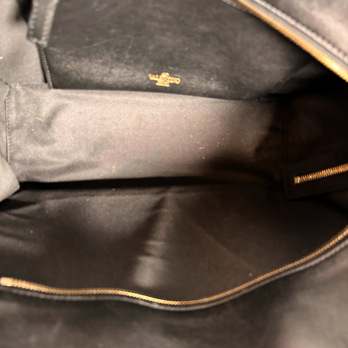 Valentino Garavani VLogo Walk Shopping Bag Kalbsleder Schwarz Gold