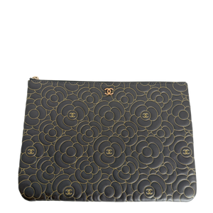 Chanel O Case Medium Camellia Lammleder Schwarz Gold Clutch
