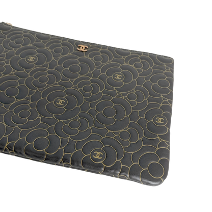 Chanel O Case Medium Camellia Lammleder Schwarz Gold Clutch