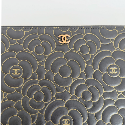Chanel O Case Medium Camellia Lammleder Schwarz Gold Clutch