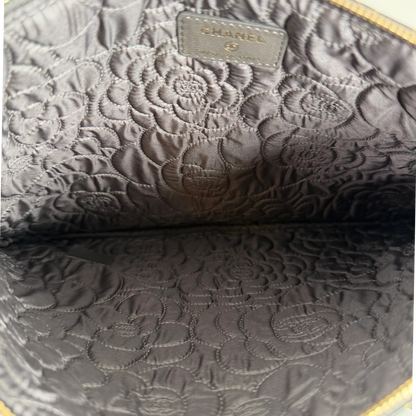 Chanel O Case Medium Camellia Lammleder Schwarz Gold Clutch