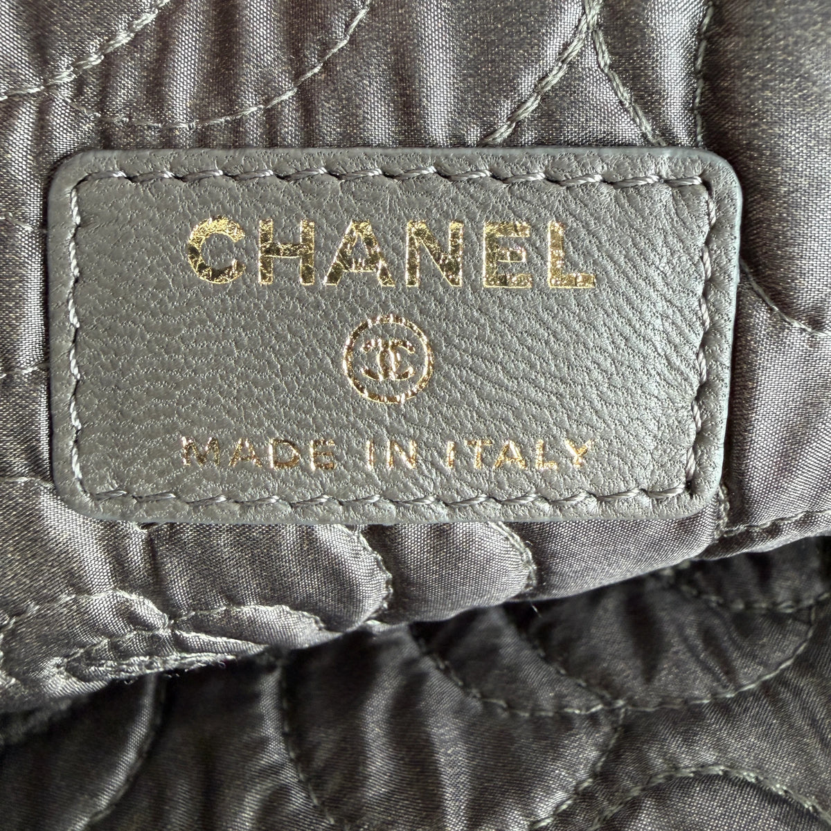 Chanel O Case Medium Camellia Lammleder Schwarz Gold Clutch