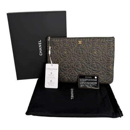 Chanel O Case Medium Camellia Lammleder Schwarz Gold Clutch