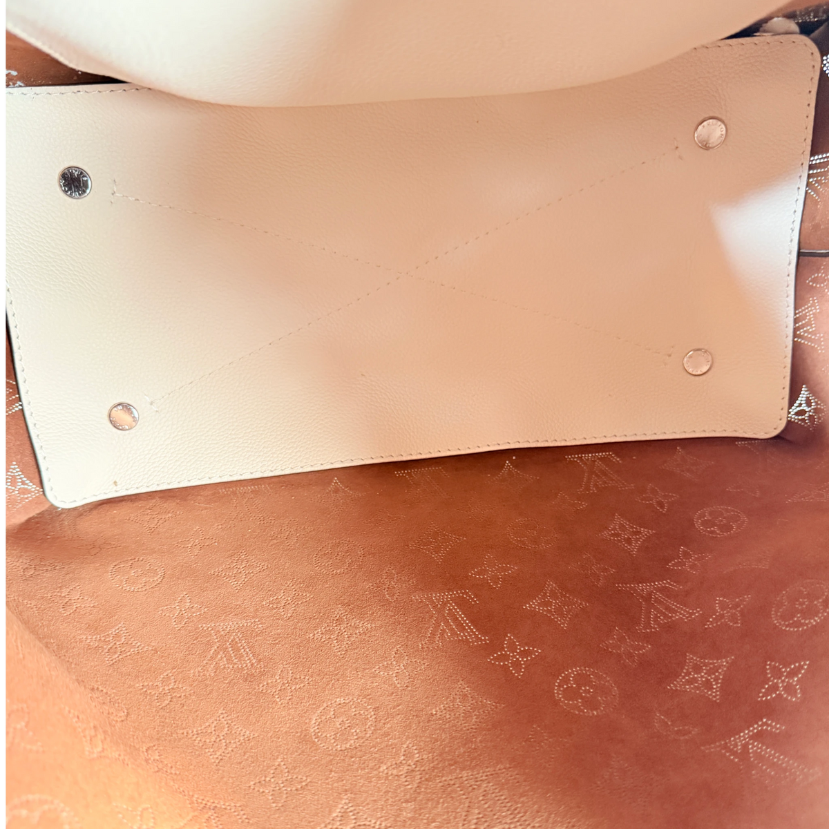 Louis Vuitton Carmel Hobo Mahina Leder Crème Beige Silber – Ansicht 5