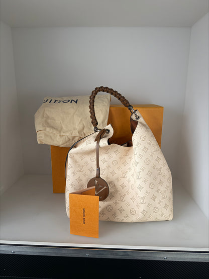 Louis Vuitton Carmel Hobo Mahina Leder Crème Beige Silber – Ansicht 15