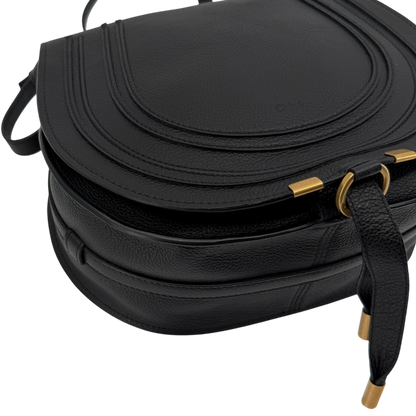 Chloé Marcie Medium Saddle Bag Genarbtes Kalbsleder Schwarz Gold