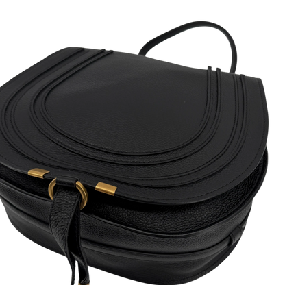 Chloé Marcie Medium Saddle Bag Genarbtes Kalbsleder Schwarz Gold