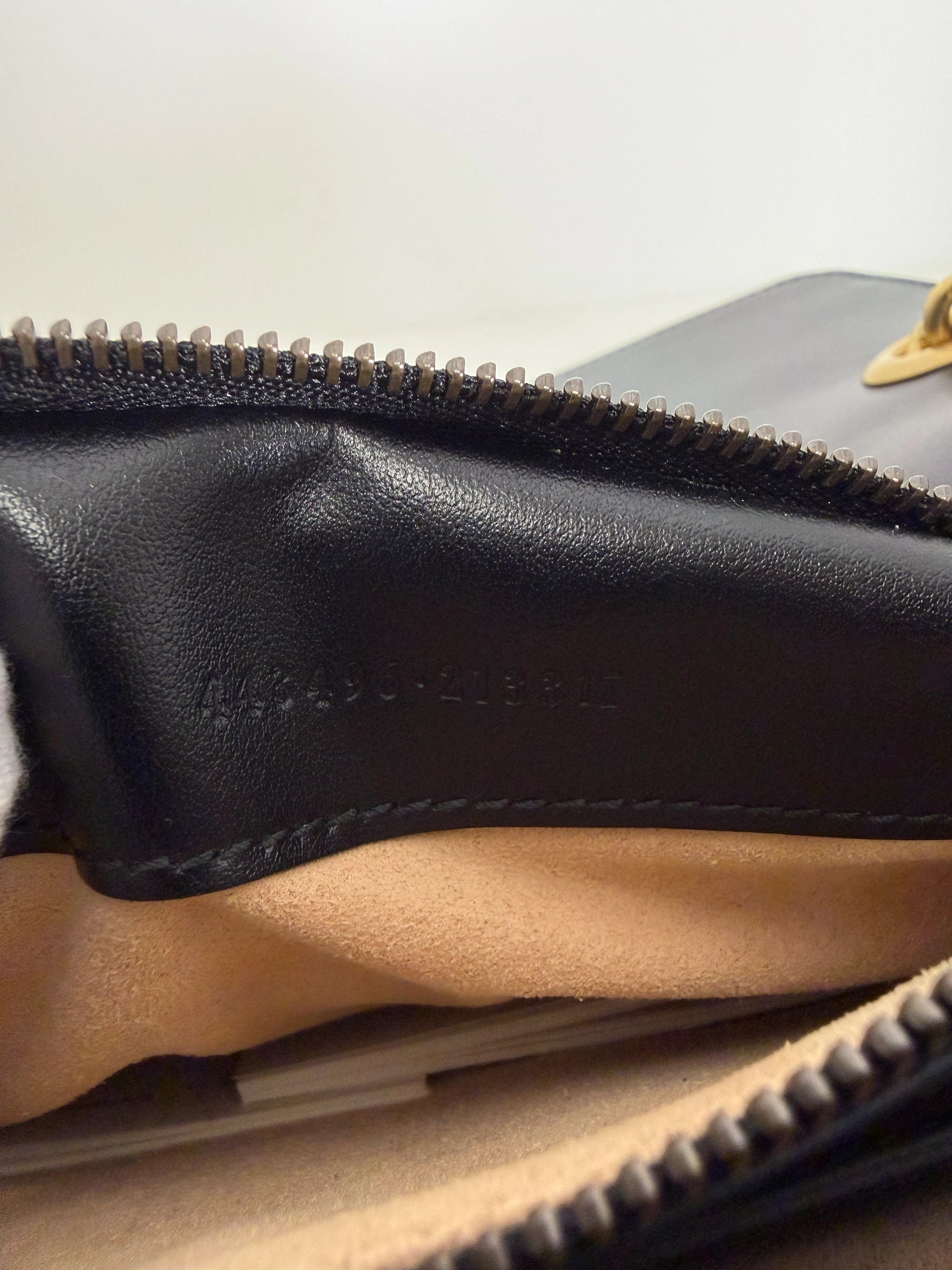 Gucci GG Marmont Medium Leder schwarz aktuelle Version  / neuwertig Gucci
