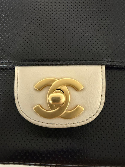 Chanel Single Flap Bag Medium Lammleder perforiert  Schwarz/Weiß / sehr gut Chanel