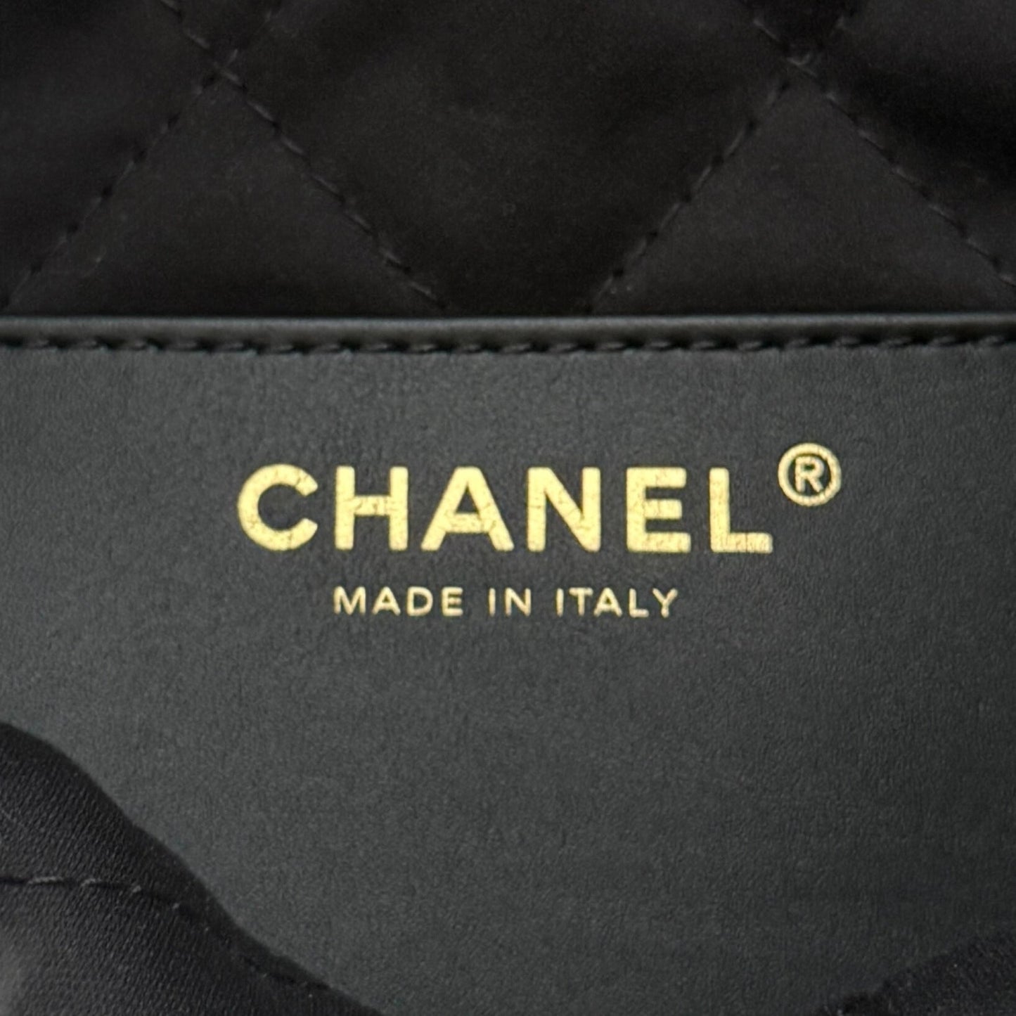 Chanel Kleine Chanel 22 Tasche Schwarz aus Kalbsleder goldene Hardware / neuwertig Chanel