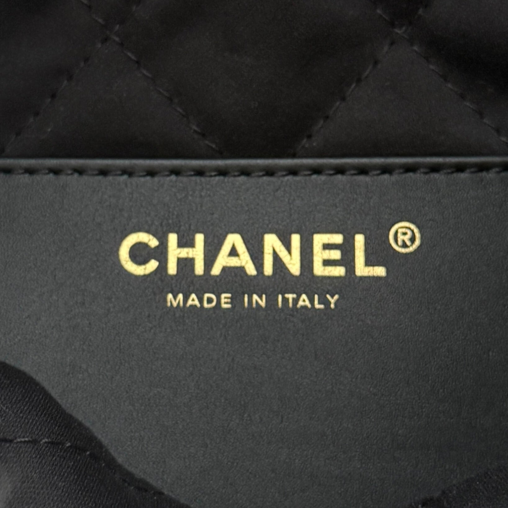Chanel Kleine Chanel 22 Tasche Schwarz aus Kalbsleder goldene Hardware / neuwertig Chanel