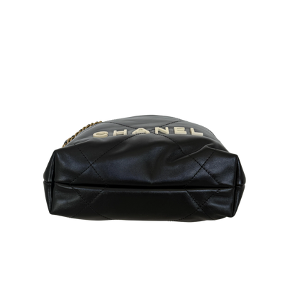 Chanel Kleine Chanel 22 Tasche Schwarz aus Kalbsleder goldene Hardware / neuwertig Chanel
