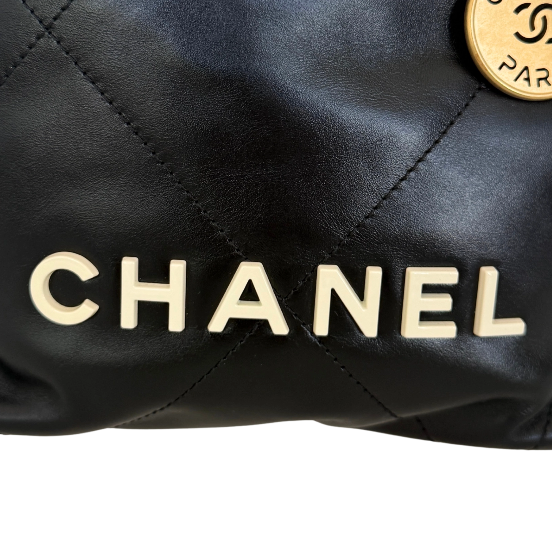 Chanel Kleine Chanel 22 Tasche Schwarz aus Kalbsleder goldene Hardware / neuwertig Chanel