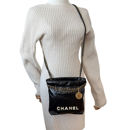 Chanel Kleine Chanel 22 Tasche Schwarz aus Kalbsleder goldene Hardware / neuwertig Chanel