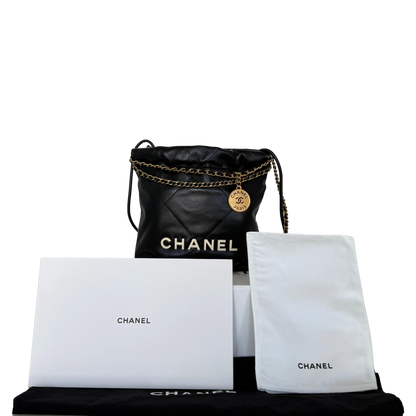 Chanel Kleine Chanel 22 Tasche Schwarz aus Kalbsleder goldene Hardware / neuwertig Chanel