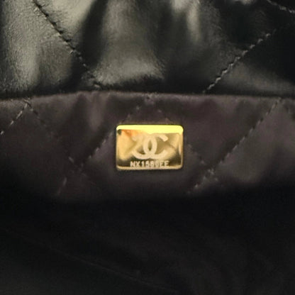 Chanel Kleine Chanel 22 Tasche Schwarz aus Kalbsleder goldene Hardware / neuwertig Chanel