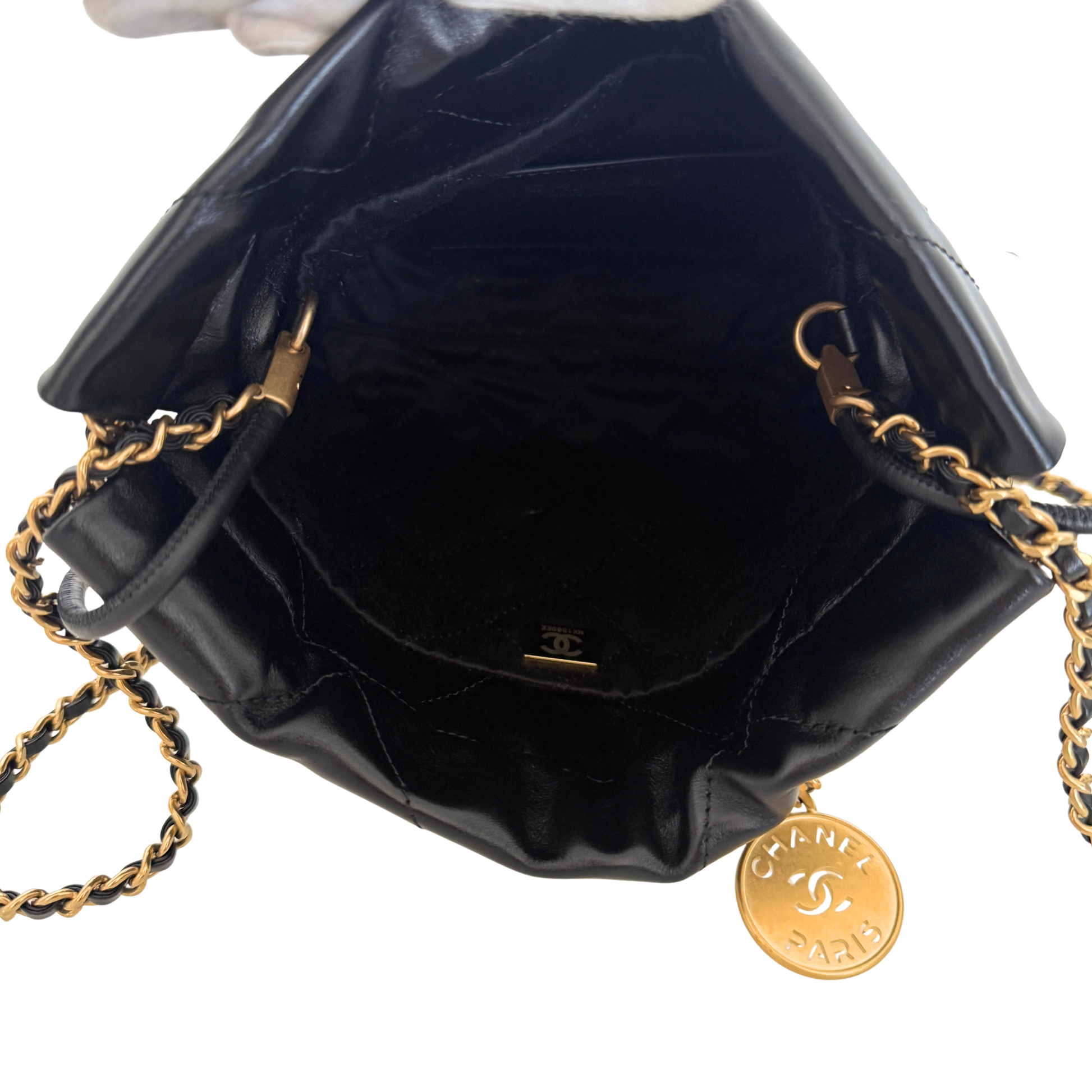 Chanel Kleine Chanel 22 Tasche Schwarz aus Kalbsleder goldene Hardware / neuwertig Chanel