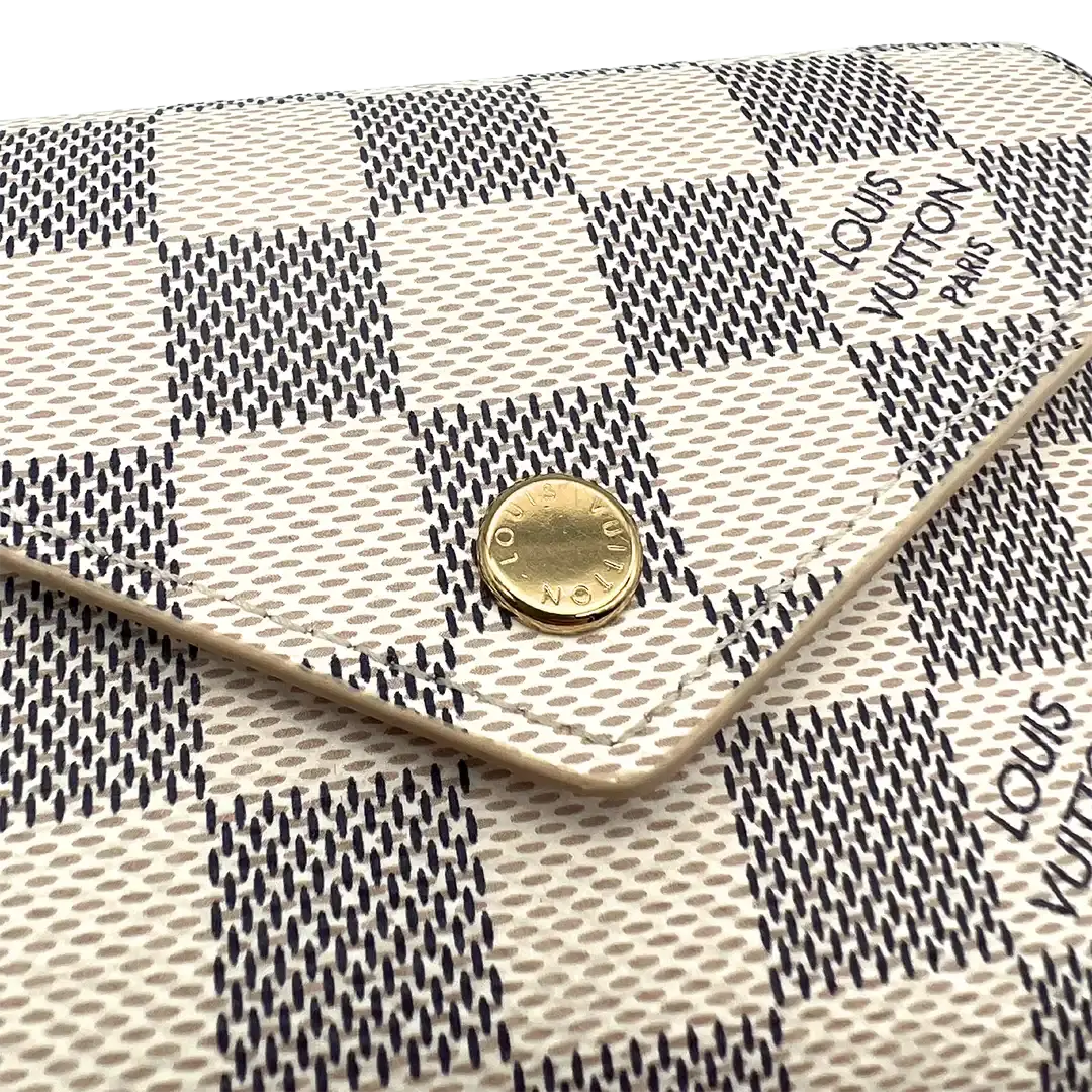 Louis Vuitton Victorine button