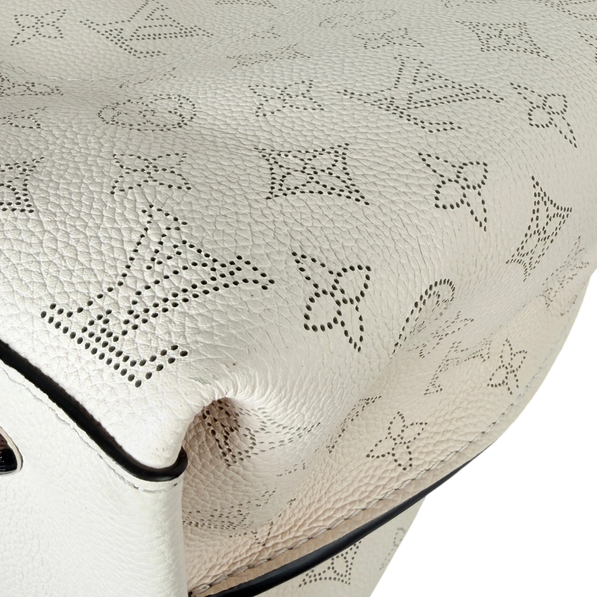 Louis Vuitton Carmel Hobo Mahina Leder Crème Beige Silber – Ansicht 12