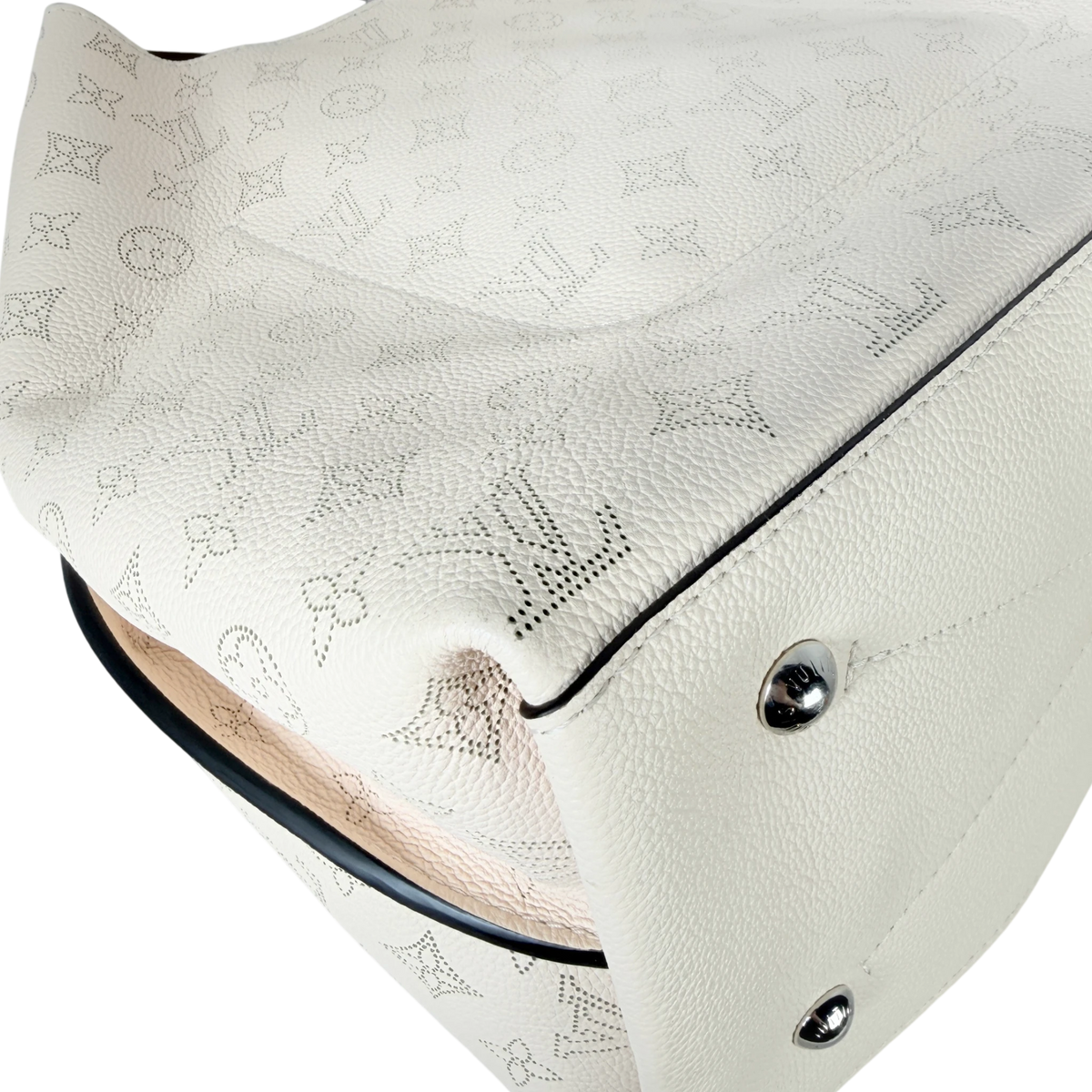 Louis Vuitton Carmel Hobo Mahina Leder Crème Beige Silber – Ansicht 13