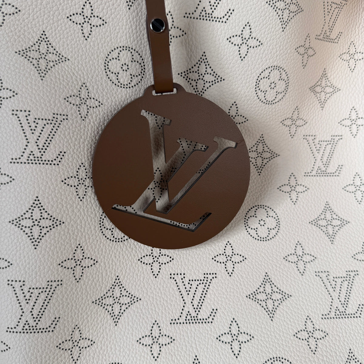 Louis Vuitton Carmel Hobo Mahina Leder Crème Beige Silber – Ansicht 7