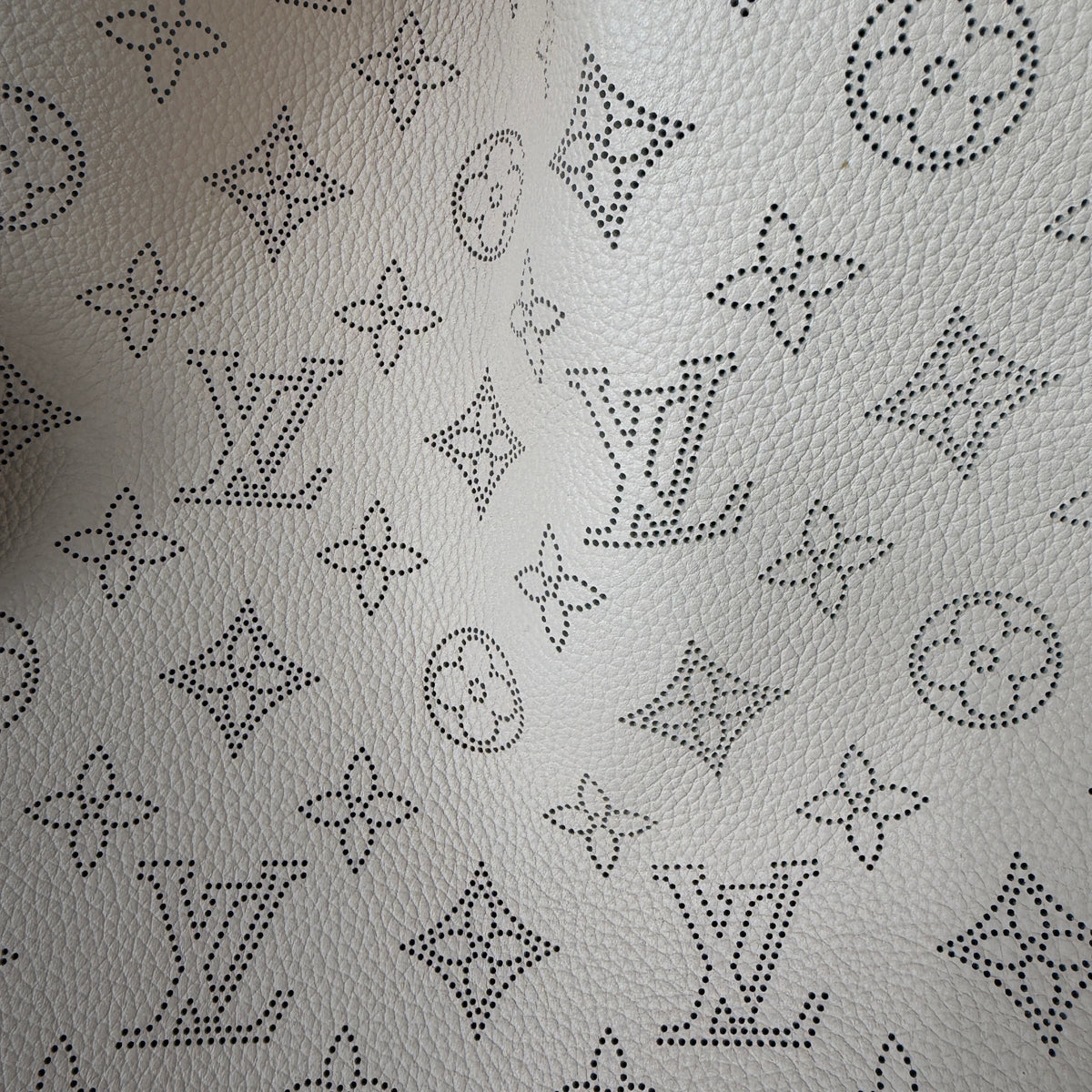 Louis Vuitton Carmel Hobo Mahina Leder Crème Beige Silber – Ansicht 8