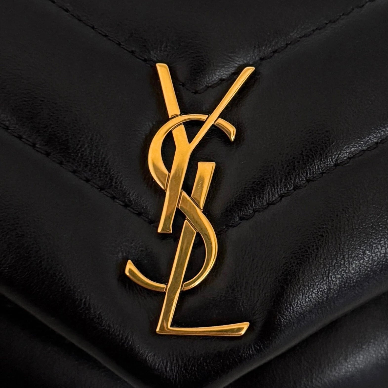Saint Laurent LouLou Toy Schwarz goldene Hardware / sehr gut Saint Laurent