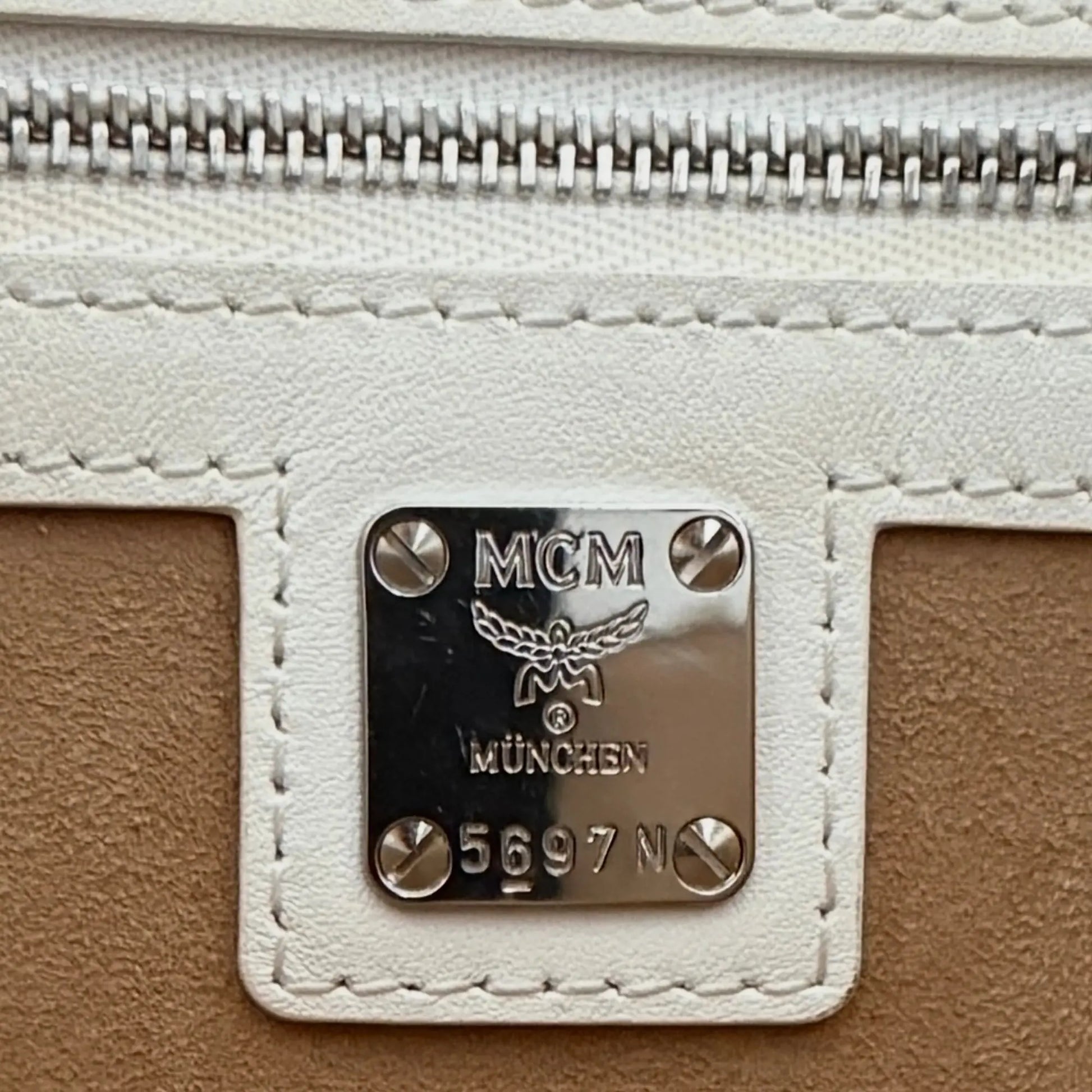 MCM München Tragetasche in Visetos weiß mit abnehmbarer Pouch /gut MCM