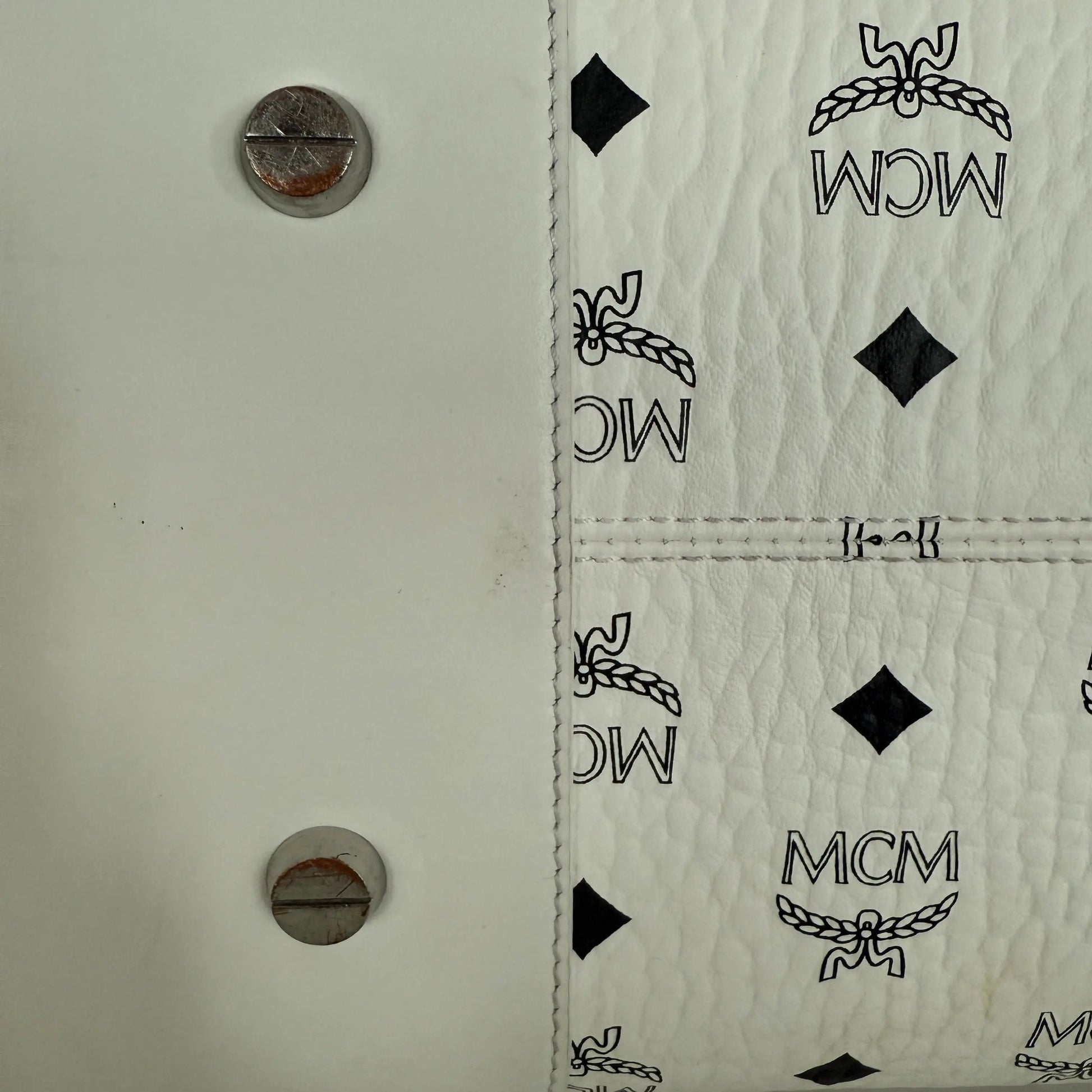 MCM München Tragetasche in Visetos weiß mit abnehmbarer Pouch /gut MCM