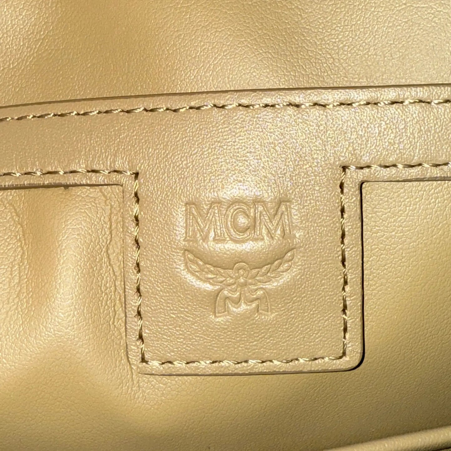 MCM Stark Rucksack in Visetos mit seitlichen Nieten Small Beige / neuwertig MCM