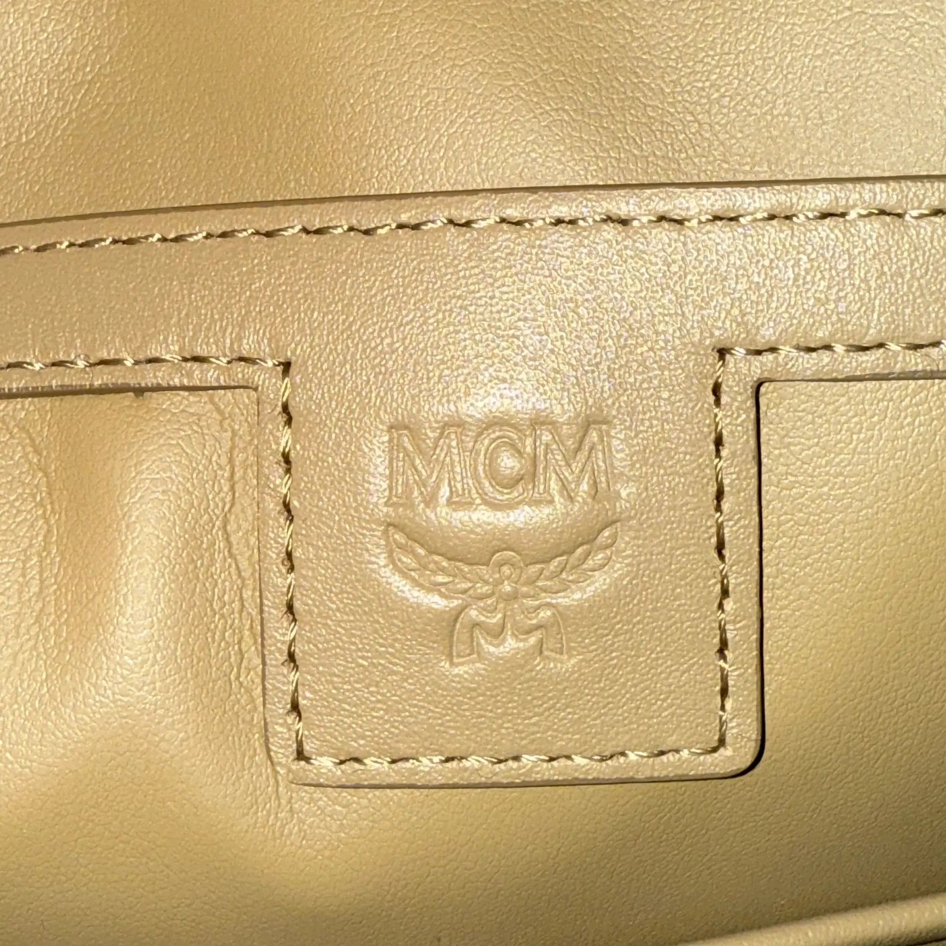 MCM Stark Rucksack in Visetos mit seitlichen Nieten Small Beige / neuwertig MCM