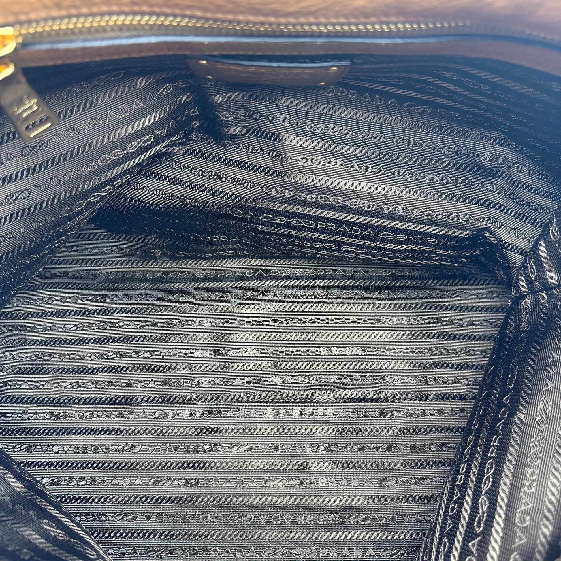 Prada Hobo Schultertasche 1BC051 Leder Braun/ neuwertig Prada