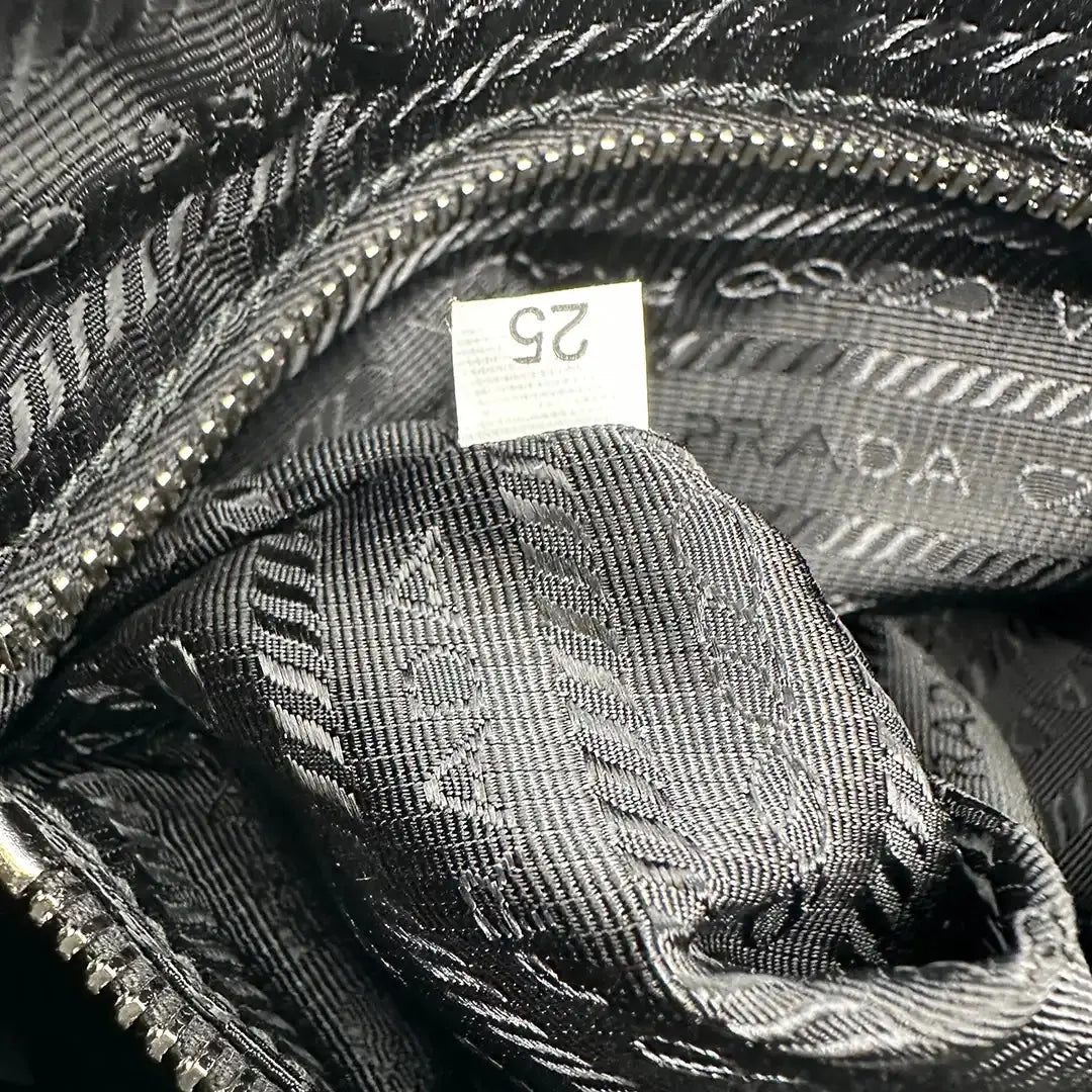 Prada Hobo Tasche Re-Nylon Padded Schultertasche schwarz / neuwertig Prada
