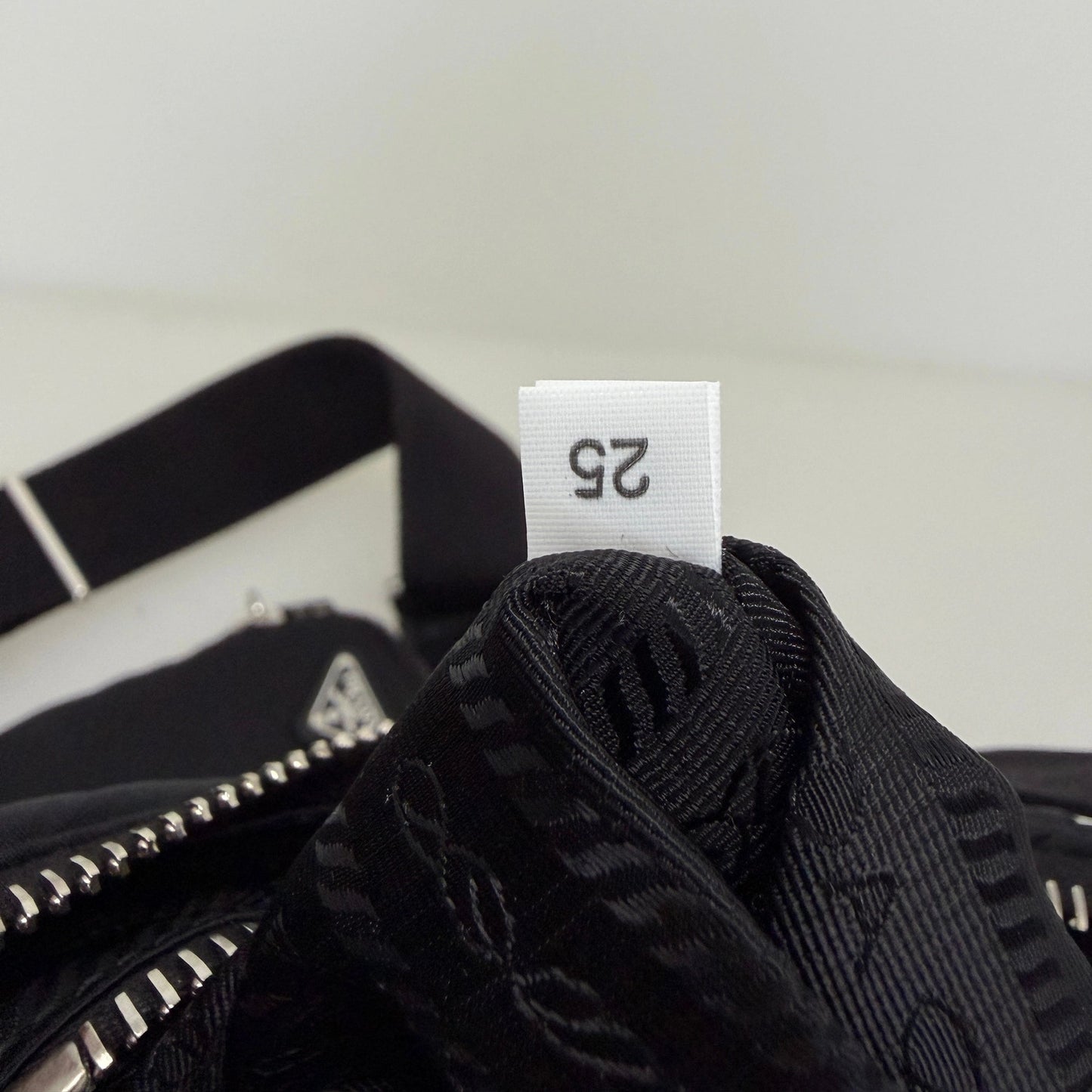 Prada Hobo Tasche Re-Nylon Padded Schultertasche schwarz 2025 / neuwertig Prada