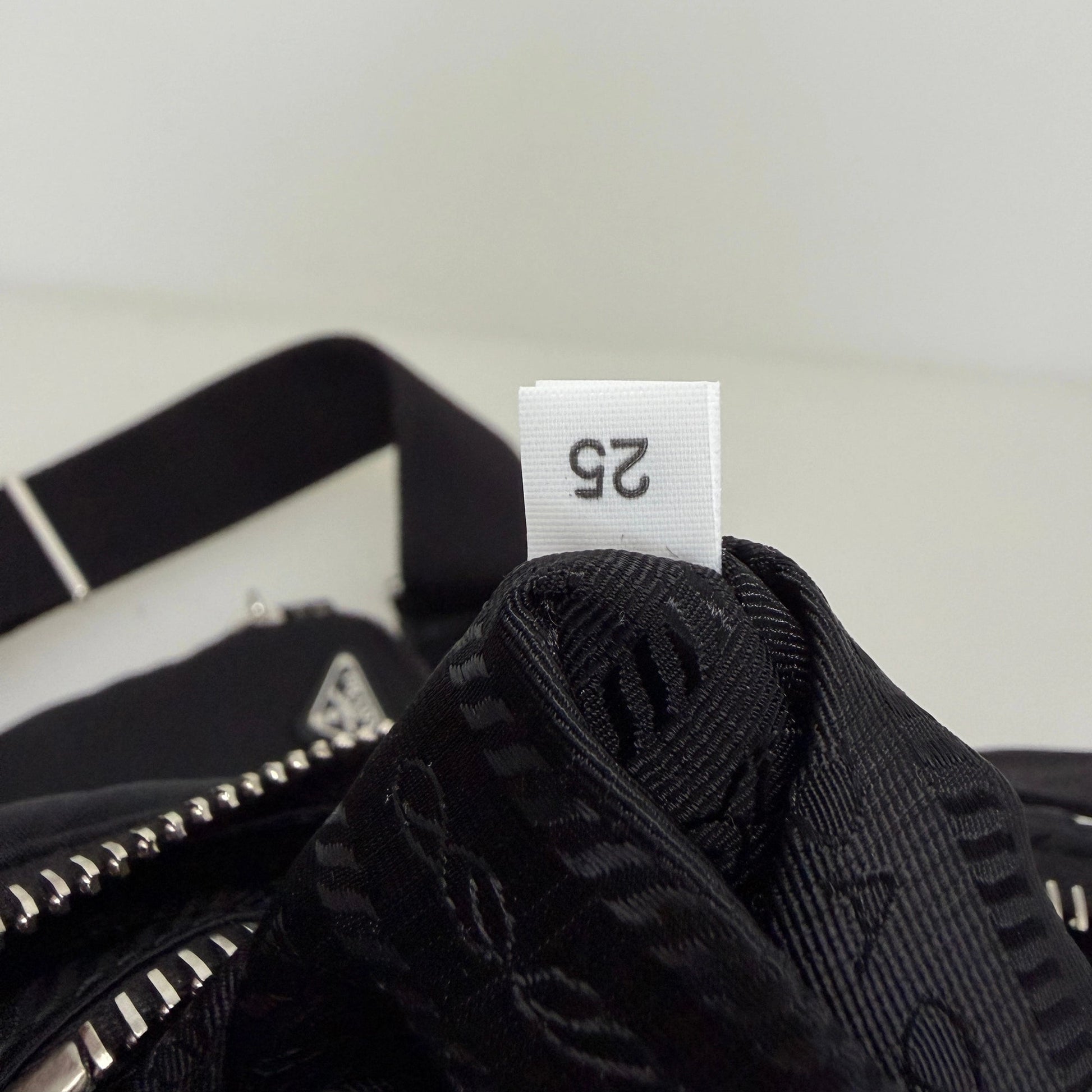 Prada Hobo Tasche Re-Nylon Padded Schultertasche schwarz 2025 / neuwertig Prada