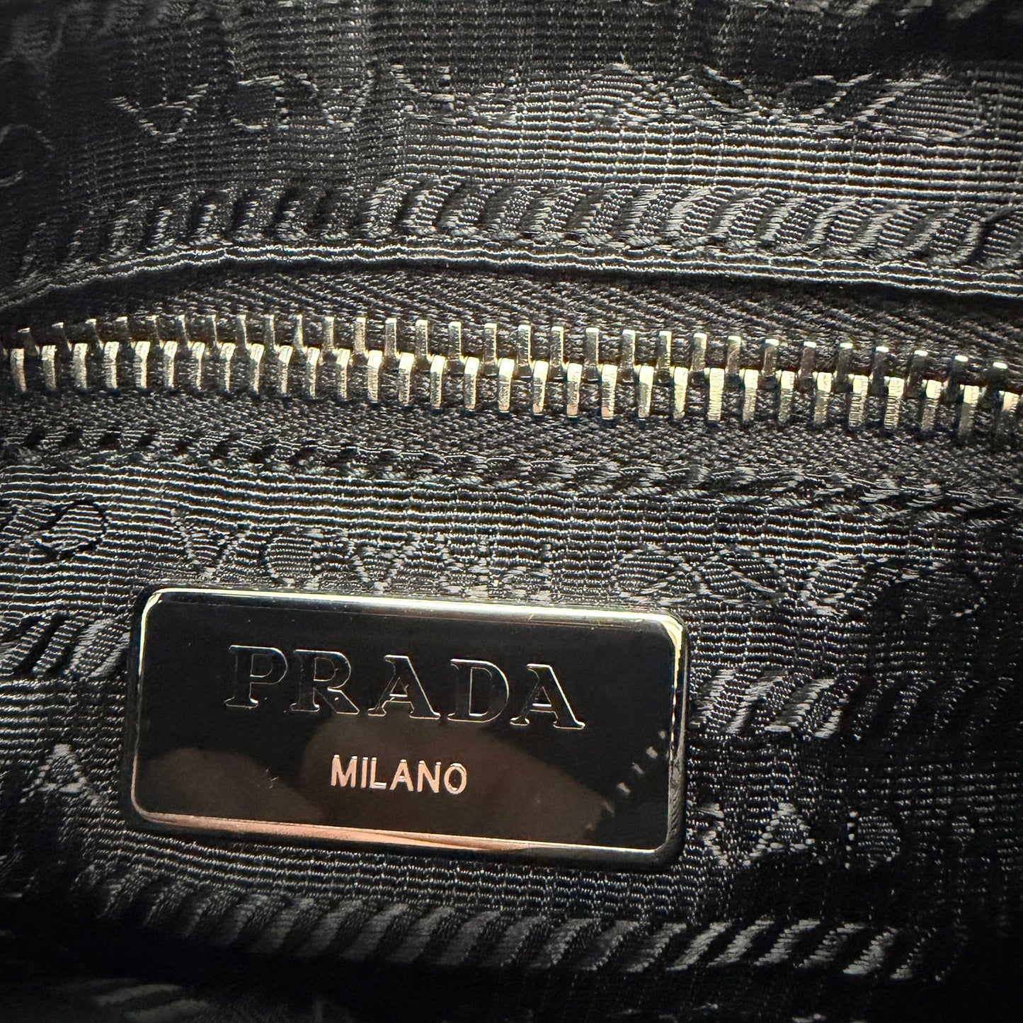 Prada Hobo Tasche Re-Nylon Padded Schultertasche schwarz 2025 / neuwertig Prada