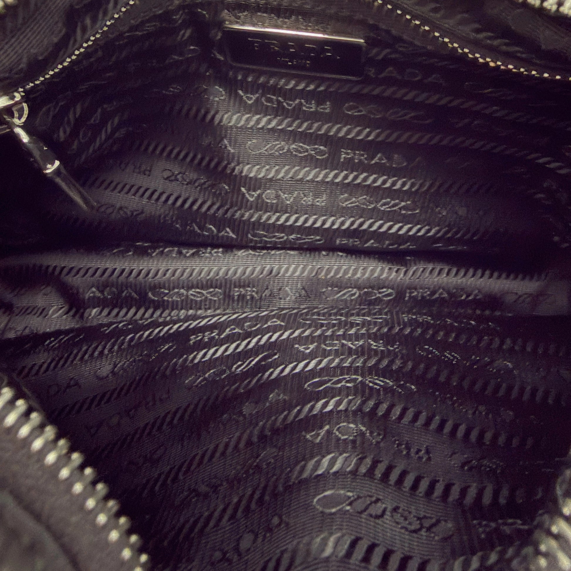 Prada Hobo Tasche Re-Nylon Padded Schultertasche schwarz 2025 / neuwertig Prada