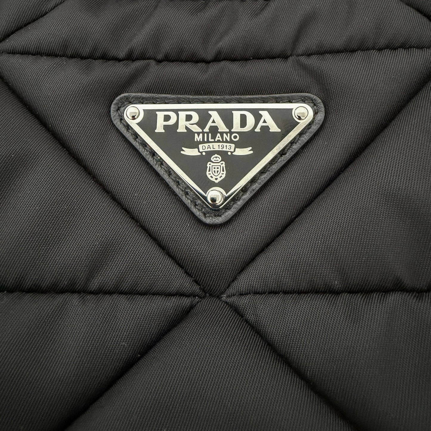 Prada Hobo Tasche Re-Nylon Padded Schultertasche schwarz 2025 / neuwertig Prada