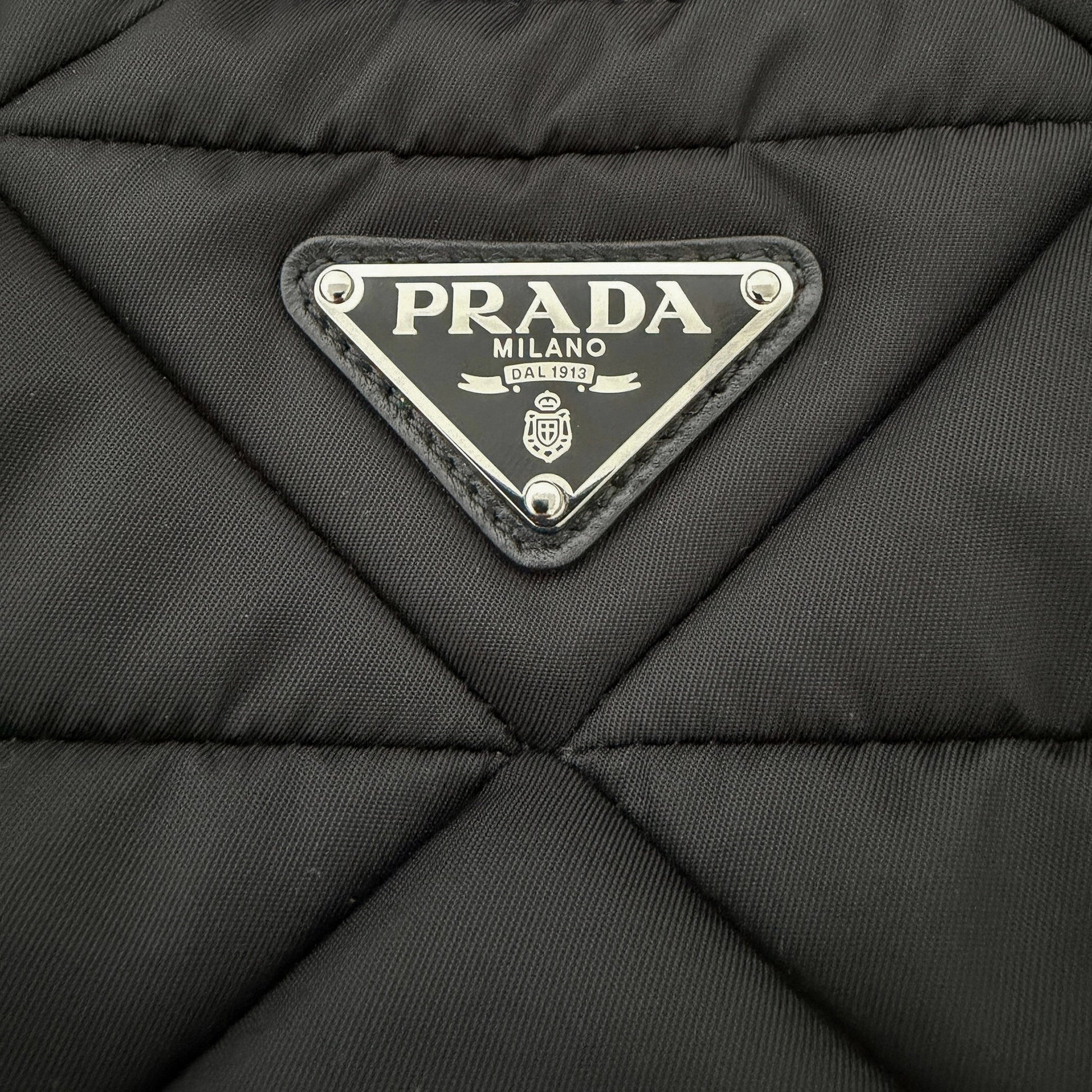 Prada Hobo Tasche Re-Nylon Padded Schultertasche schwarz 2025 / neuwertig Prada