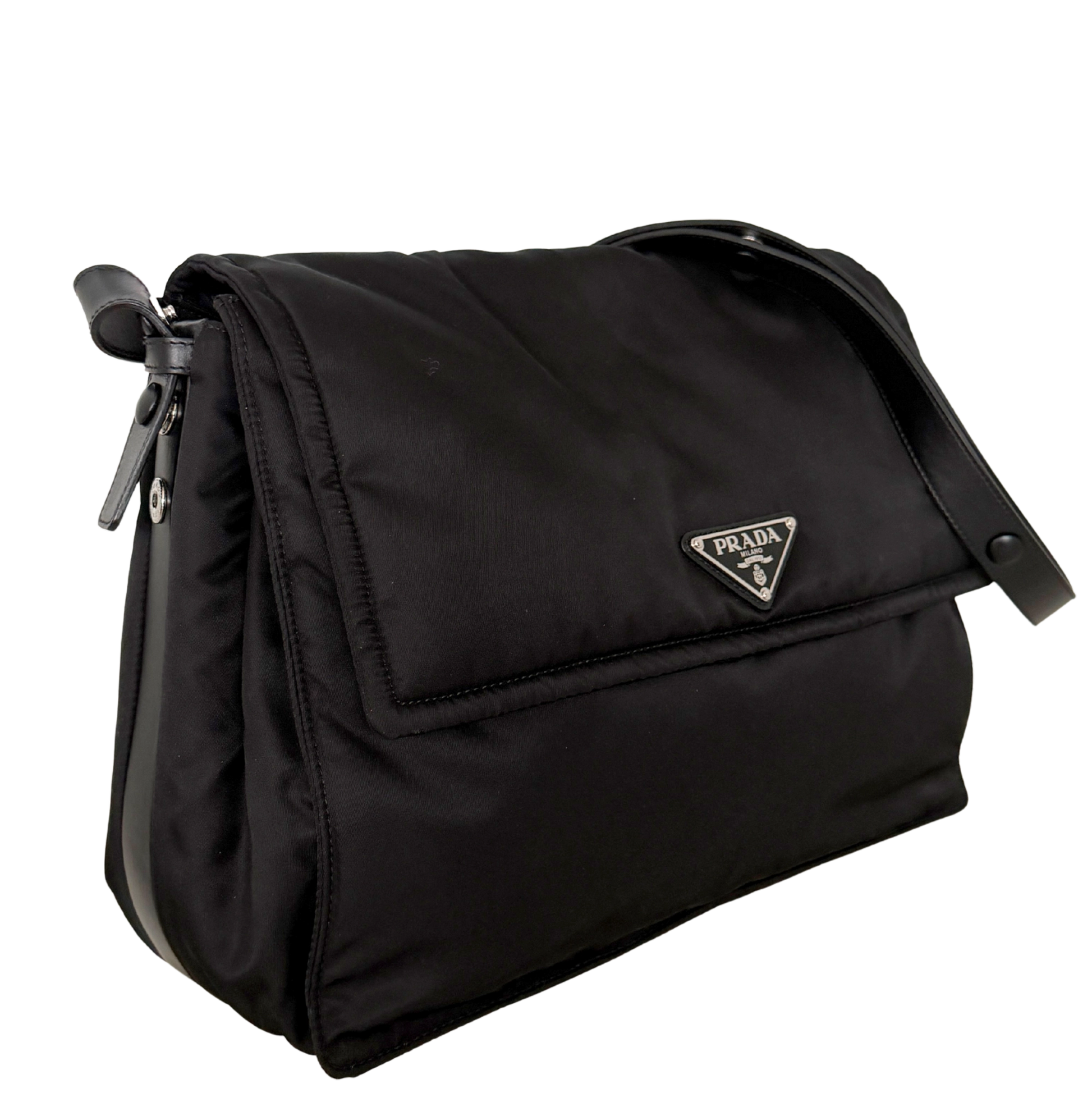 Prada Traveller Große Schultertasche aus Re-Nylon schwarz / neuwertig Prada